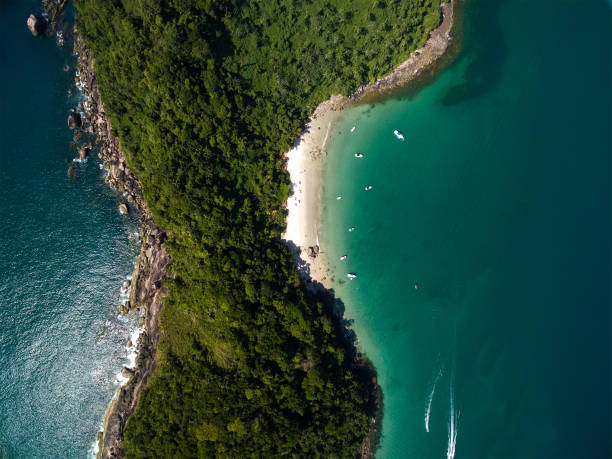 vue de dessus d’une île paradisiaque - sao sebastiao photos et images de collection