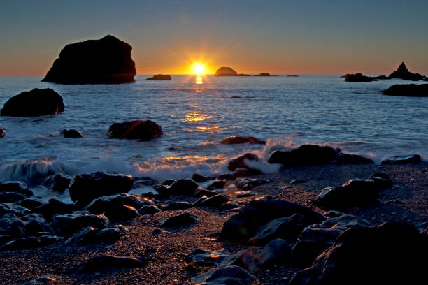 puesta de sol de costa pacífico de humboldt - humboldt county california coastline island fotografías e imágenes de stock