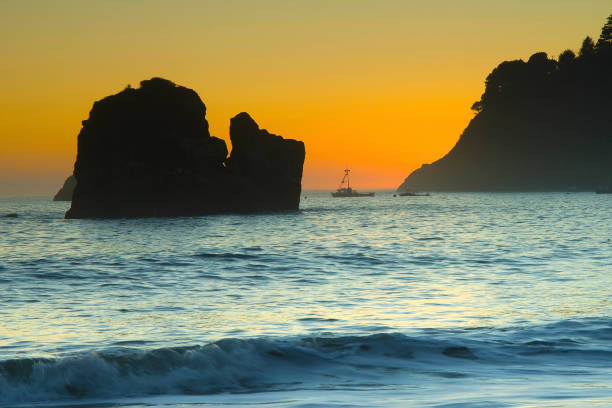トリニダード・ベイ・サンセット - humboldt county california coastline island ストックフォトと画像