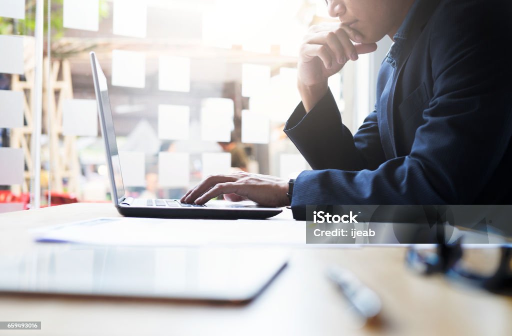 Geschäftsmann arbeiten Analyse Geschäftsinformationen. - Lizenzfrei Betrachtung Stock-Foto