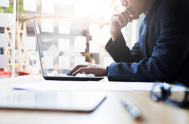 información de empresas de análisis de trabajo empresario. - white collar worker fotografías e imágenes de stock