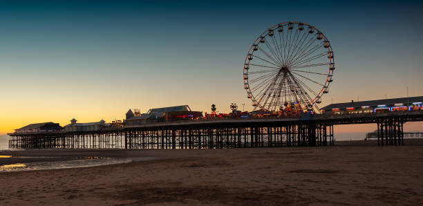 cetral пирс сумерки - blackpool pier стоковые фото и изображения