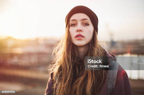 Ritratto Di Ragazza Hipster Al Tramonto - Fotografie stock e altre immagini di Serio - Serio, Adolescente, Ritratto