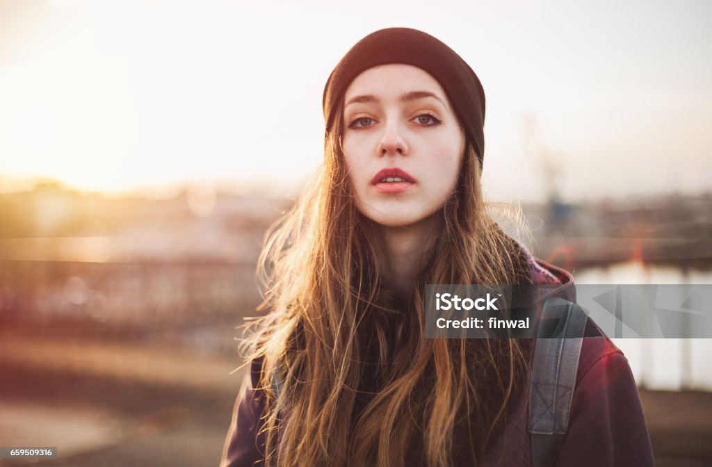 Retrato de uma garota hippie ao pôr do sol - Foto de stock de Sério royalty-free