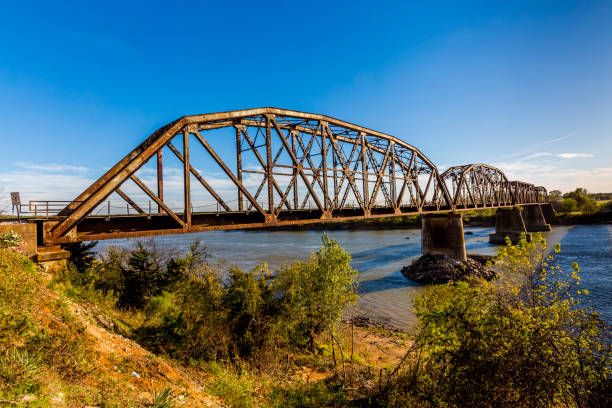puente de ferrocarril de viga de acero antiguo - red river fotografías e imágenes de stock