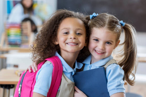 adorabili studentesse in classe - educazione di scuola privata foto e immagini stock