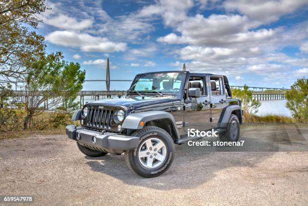 Foto de Jeep Wrangler Unlimited 2 e mais fotos de stock de Jeep Wrangler - Jeep  Wrangler, 2015, 4x4 - iStock