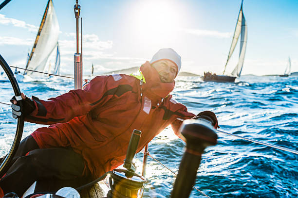 skipper in barca a vela durante la regata - sailboat sailing sports race yacht foto e immagini stock