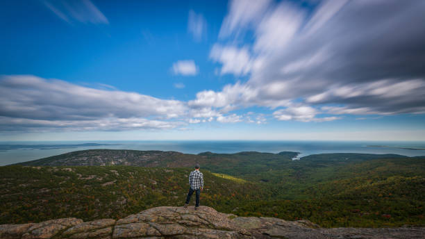 wanderer auf der cadillac mountain in maine - cadillac mountain stock-fotos und bilder