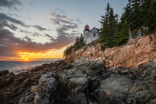 bass hafen leuchtturm im acadia national park - cadillac mountain stock-fotos und bilder