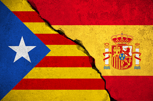 Bandera de España en la pared de ladrillos rotos y mitad bandera catalana, referéndum voto Cataluña Independencia salida crisis nacional separatismo el riesgo photo