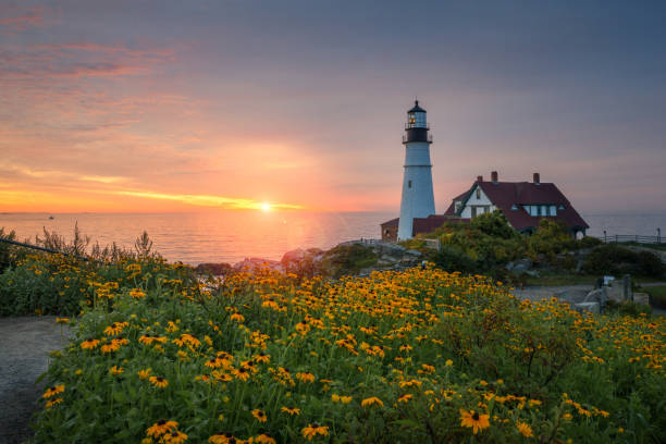 Colorful sunrise at Portland Head Lighthouse in Maine Beautiful sunrise in Maine at Portland Lighthouse. maine landscape new england sunset stock pictures, royalty-free photos & images