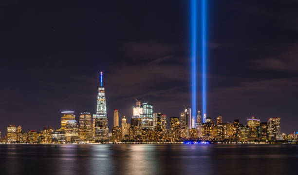 дань в свете от либерти стейт парк, нью-джерси - night cityscape reflection usa стоковые фото и изображения