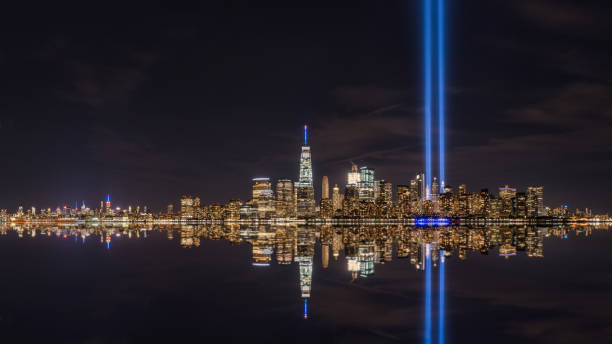 manhattan skyline reflections l'11 settembre - world trade center september 11 new york city manhattan foto e immagini stock