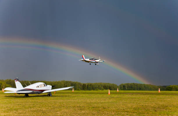 atterraggio aereo. arcobaleno sopra il cielo. - holizontal foto e immagini stock