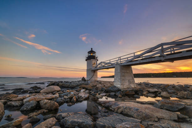 marshall point lighthouse reflexionen bei ebbe - port clyde stock-fotos und bilder