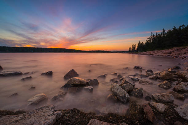 lange exposition sonnenuntergang küste maines. - pemaquid peninsula sea maine coastline stock-fotos und bilder