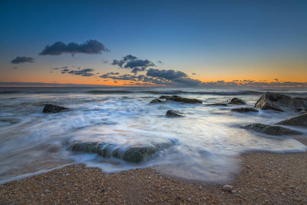 vagues de l’océan se précipiter sur les rochers - atlantic coast flash photos et images de collection