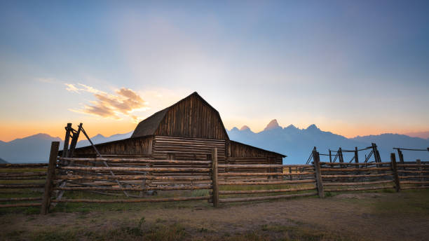 coucher de soleil au rang de mormon dans le wyoming - barn farm moon old photos et images de collection