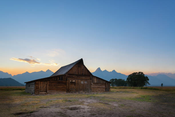 pôr do sol na linha de mórmon em wyoming - barn farm moon old - fotografias e filmes do acervo