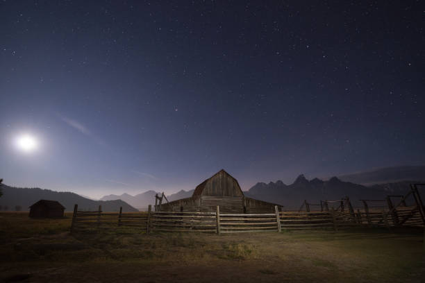 la lune au-dessus de la ligne de mormon dans le wyoming - barn farm moon old photos et images de collection