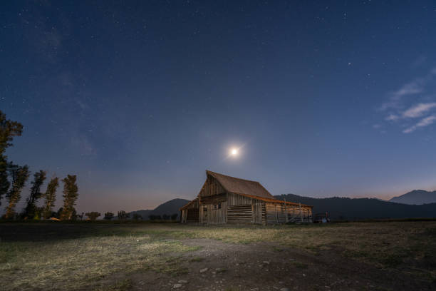 moon above mormon row in wyoming - barn farm moon old imagens e fotografias de stock