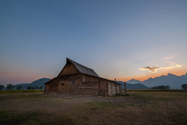 coucher de soleil au rang de mormon dans le wyoming - barn farm moon old photos et images de collection