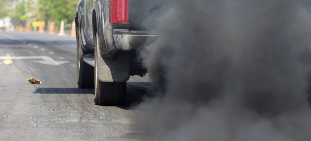 luftverschmutzung vom fahrzeug auspuff auf der straße - air pollution fotos stock-fotos und bilder