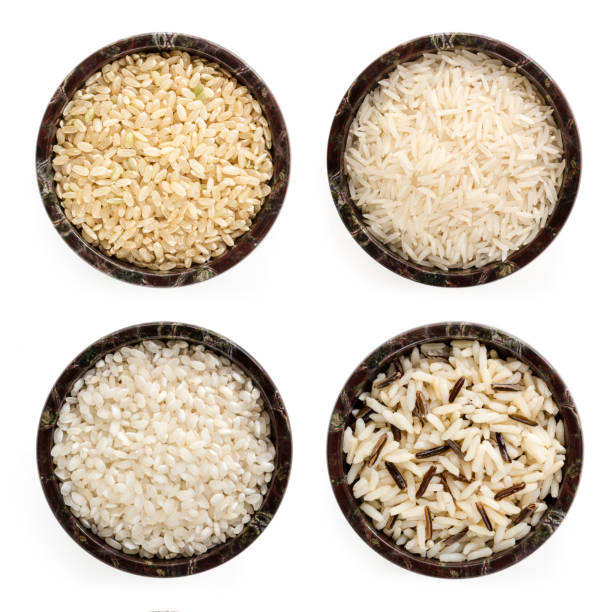 variedades do arroz na vista superior das bacias isolada no branco - clipping path rice white rice basmati rice - fotografias e filmes do acervo