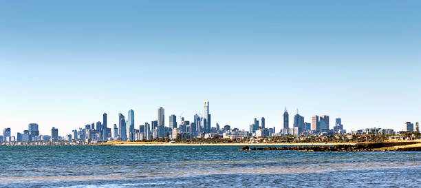 мельбурн скайлайн в яркий солнечный день - melbourne cityscape clear sky day стоковые фото и изображения