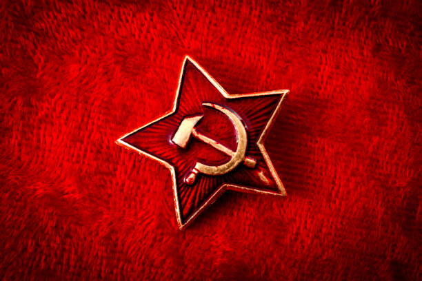 old soviet badge with the red star, sickle and hammer - bandeira da antiga ussr imagens e fotografias de stock