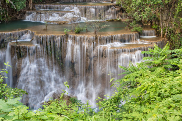 замечательный водопад в провинции канджанабури, таиланд - kanchanaburi province beauty in nature falling flowing стоковые фото и изображения