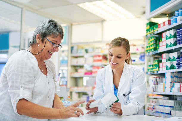 彼女の薬をご存じで彼女の顧客を維持します。 - pharmacy pharmacist smiling pill ストックフォトと画像