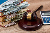 dollar-holzhammer-taschenrechner-und-buch-auf-schreibtisch.jpg?b=1&s=170x170&k=20&c=DQn0gYwt9P-iFsPsFGwsspzHMVvb0EixIZUXAjliLvg=