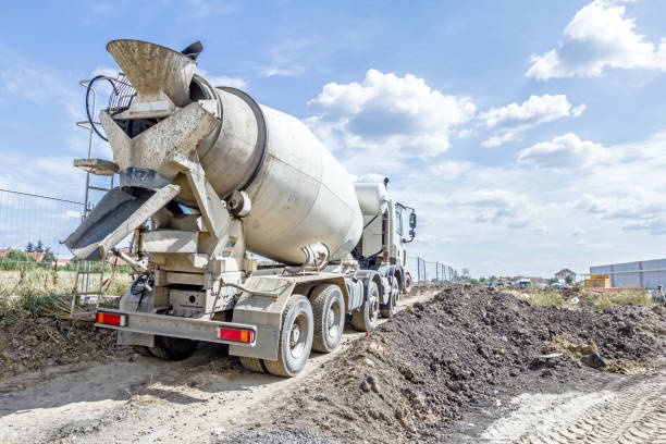 back side view on concrete mixer, ready for pouring into transporter - distribution warehouse industrial building large building exterior imagens e fotografias de stock