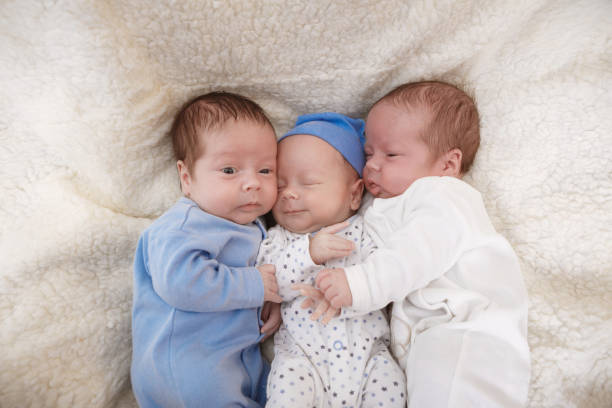 meninos de trigêmeos recém-nascidos - multiple birth - fotografias e filmes do acervo