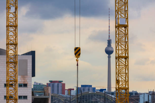 cranes in berlin germany - konstruktion imagens e fotografias de stock