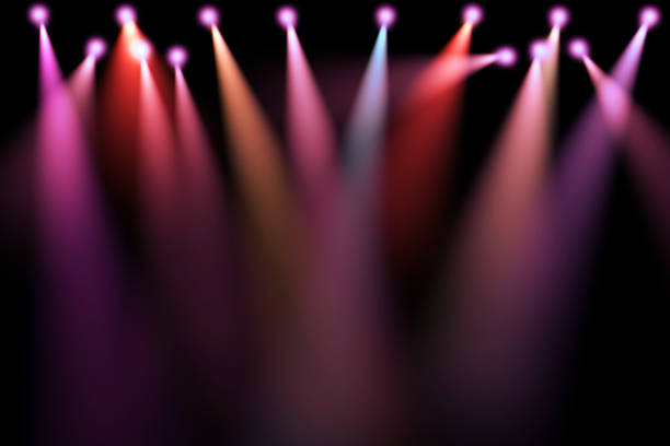 красочные огни сцены, проекторы в темноте, фиолетовый, красный, синий мягкий свет прожектор забастовку - dance floor стоковые фото и изображения