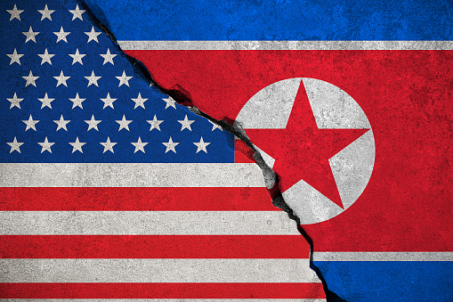 Bandera de Corea del norte en la pared de ladrillos rotos y medio Estados Unidos Bandera de Estados Unidos de América, Presidente de trump de crisis y de Corea del norte para bomba atómica nuclear riesgo de guerra photo