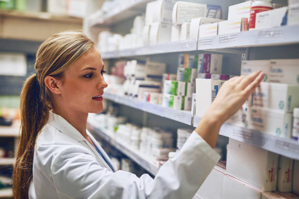 Choosing the right treatment for you Shot of a pharmacist at work healthcare and medicine business hospital variation stock pictures, royalty-free photos & images