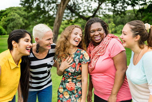 Concepto de felicidad del grupo de mujeres socializar el trabajo en equipo photo