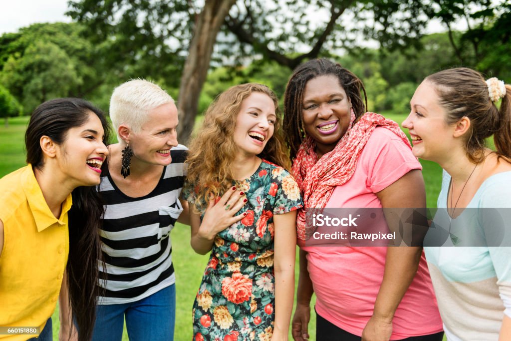 Groupe de femmes socialiser concept de bonheur de travail d'équipe - Photo de Femmes libre de droits