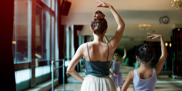 concepto de escuela de entrenamiento de bailarines de ballet - baile ballet fotografías e imágenes de stock