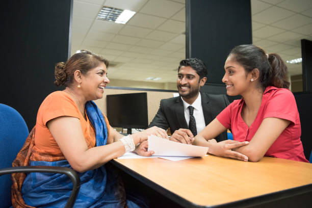 asesor financiero en reunión con pareja joven - indian culture manager men asian ethnicity fotografías e imágenes de stock