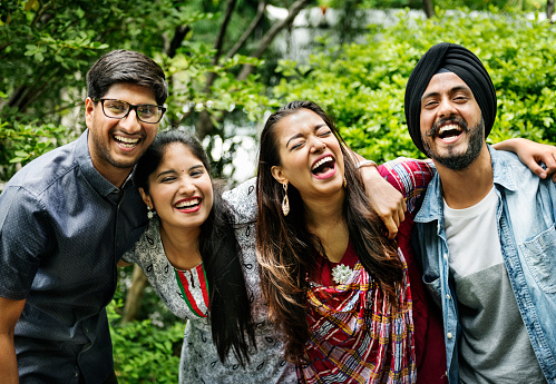Amigos indios hangout al aire libre feliz concepto photo