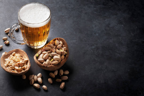 birra e noci - beer nuts foto e immagini stock