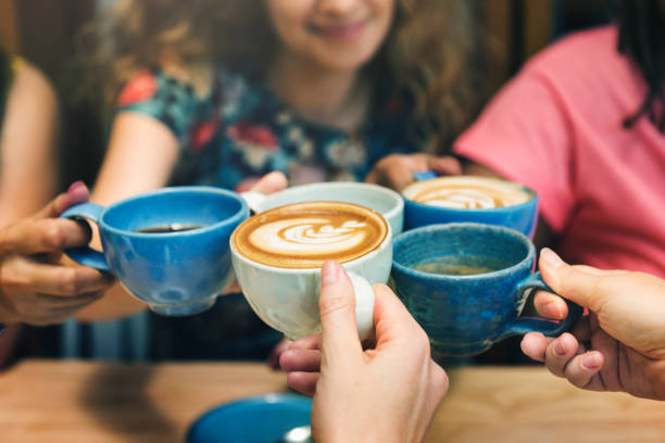 コーヒーの概念を飲む若い女性 - 温かい飲み物 ストックフォトと画像