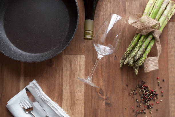 decoração com pan para comer espargos - holzbrett - fotografias e filmes do acervo