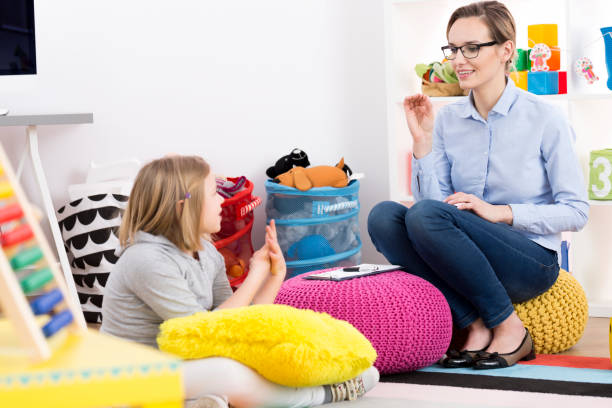 istock Girl and psychologist 660262376