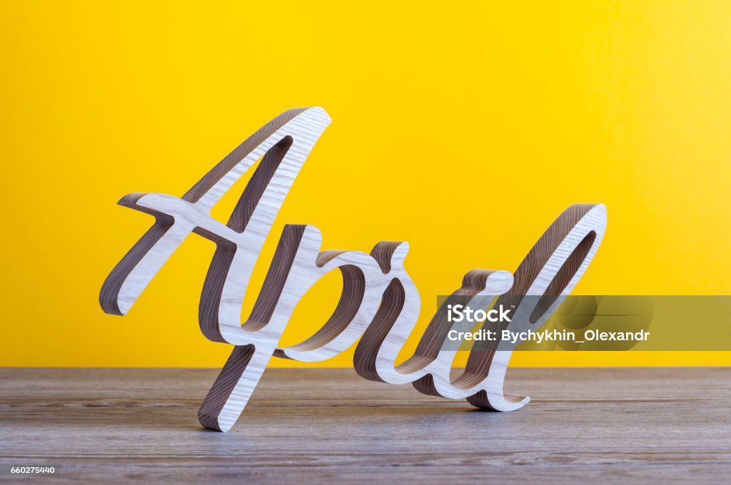 April - Text bei hellen gelben Hintergrund Holz geschnitzt. Zweite Frühlingsmonat - Lizenzfrei Anfang Stock-Foto